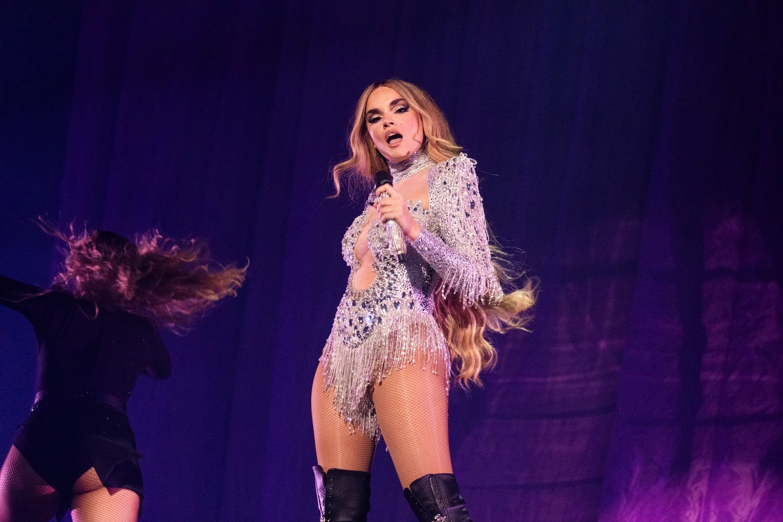 El presidente de RTVE , José Pablo López, ha anunciado importantes novedades para la próxima edición de Benidorm Fest 2026 , durante su intervención en la Comisión Conjunta de Control Parlamentario de RTVE . Estos cambios buscan consolidar al festival como una plataforma global para nuevos talentos y mejorar su impacto tanto en España como en el ámbito internacional. Cambios Innovadores para Benidorm Fest 2026 Durante su discurso, López destacó dos ajustes estructurales clave para la edición de 2026: Nombramiento de un Director Artístico: Por primera vez, el festival contará con un director artístico encargado de guiar la visión creativa del evento. Este rol será crucial para garantizar que Benidorm Fest siga evolucionando como un escaparate para la diversidad musical española. Renovación del Comité de Selección: El comité que evalúa a los participantes también será renovado, asegurando que las decisiones sean más inclusivas y representativas de la riqueza cultural de España. Además, RTVE introducirá un incentivo sin precedentes: el ganador de Benidorm Fest 2026 recibirá un premio de 150,000 euros destinado a impulsar su carrera musical. Este cambio marca un hito, ya que hasta ahora los ganadores solo obtenían el derecho a representar a España en Eurovisión. Popularidad Creciente del Festival López destacó el éxito reciente de Benidorm Fest , especialmente entre los jóvenes. Según datos compartidos, el festival alcanzó un 34% de share en el grupo de 13 a 24 años , consolidándose como uno de los eventos de entretenimiento más vistos en España, comparable incluso al Eurovision Song Contest . Este crecimiento refleja no solo el interés del público español por el festival, sino también su capacidad para captar audiencias internacionales. RTVE y Eurovisión 2025: Postura Crítica y Reformas Futuras En relación con Eurovision 2025 , López expresó preocupaciones sobre aspectos clave del concurso: Regla de las banderas: RTVE criticó duramente la decisión de la EBU de restringir a los artistas a mostrar únicamente su bandera nacional durante el desfile de banderas, calificándola de