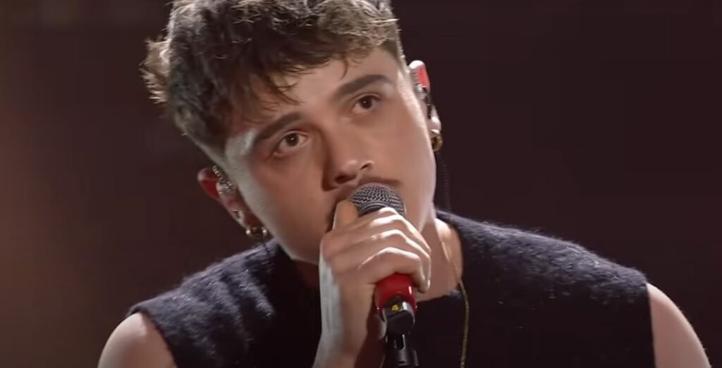 Olly celebrando su victoria en el Festival di Sanremo 2025, asegurando su lugar como representante de Italia en Eurovisión