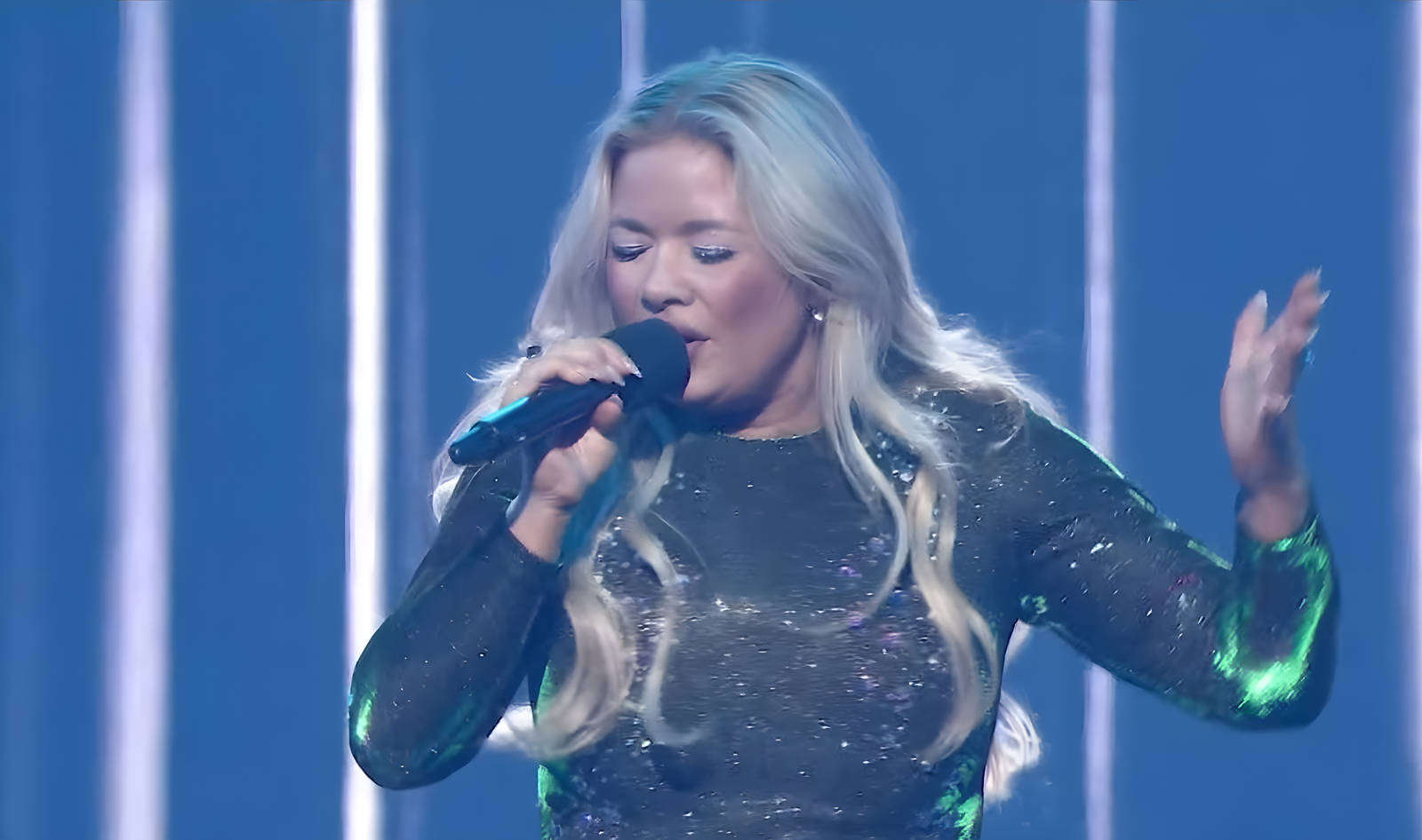 Sissal Llevará a Dinamarca al Escenario de Eurovisión 2025 tras Ganar el Dansk Melodi Grand Prix. Sissal, la ganadora del Dansk Melodi Grand Prix 2025, representará a Dinamarca 🇩🇰 en Eurovisión 2025 con su tema 'Hallucination'.