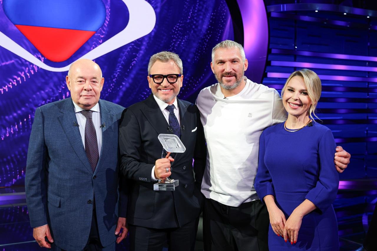 Presentación del trofeo de Intervisión 2025 en NTV: un momento histórico Alexander Ovechkin, Pélagea y Mikhail Shvydkoy presentan el trofeo del Cubo de Cristal de Intervisión 2025 en NTV