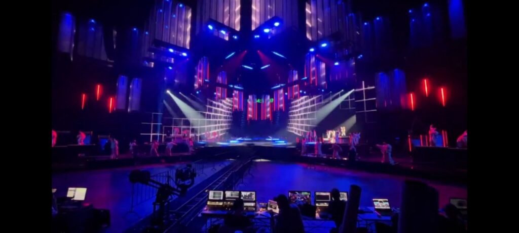 Escenario de Intervisión 2025 en acción durante un ensayo, con diseño inspirado en un diamante y pantallas LED