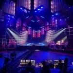 Escenario de Intervisión 2025 en acción durante un ensayo, con diseño inspirado en un diamante y pantallas LED