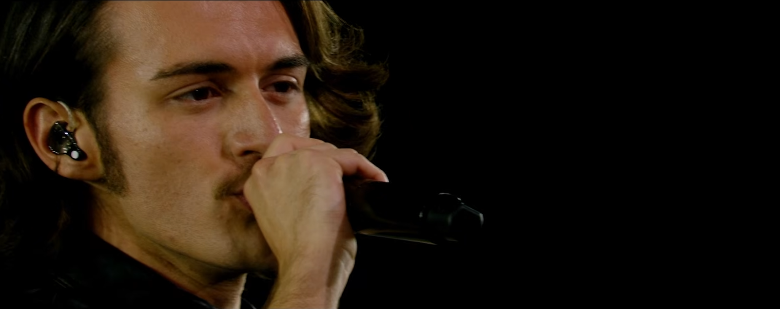 Aidan levantando el trofeo del MESC 2026 emocionado en el escenario