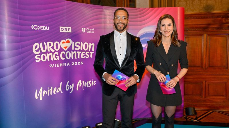 Alexandra Maritza Wachter y Cesár Sampson presentando el sorteo en Viena. Title: Presentadores del Sorteo Viena 2026.
