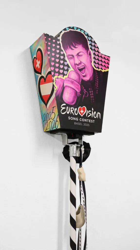 Linterna de carnaval de Basilea con un bufón y JJ entregada a Viena. Title: Ceremonia de intercambio de insignias Viena 2026.