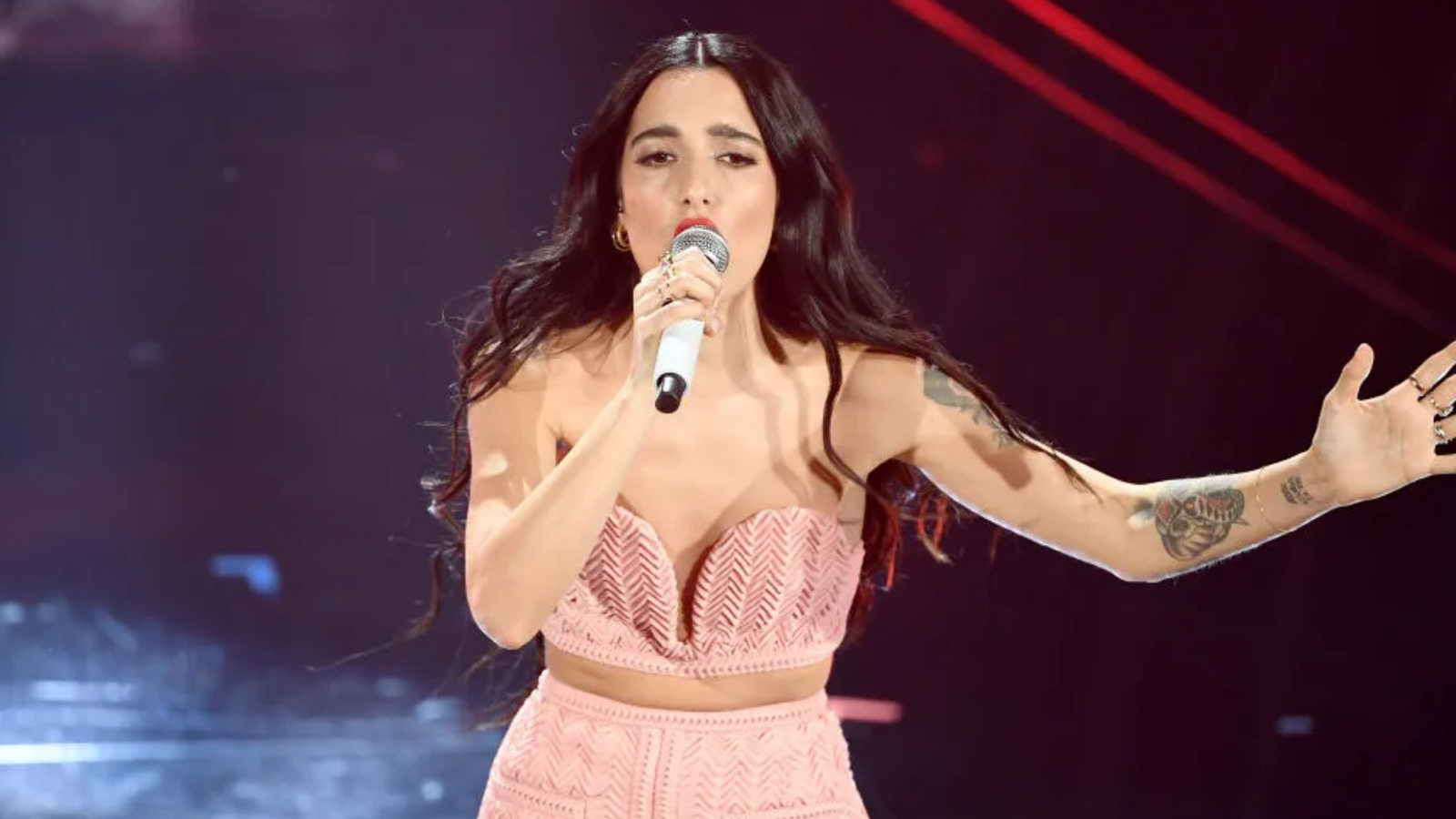 La cantante Levante actuando en el Festival de Sanremo. Title: Levante amenaza con renunciar a Eurovisión si gana Sanremo.