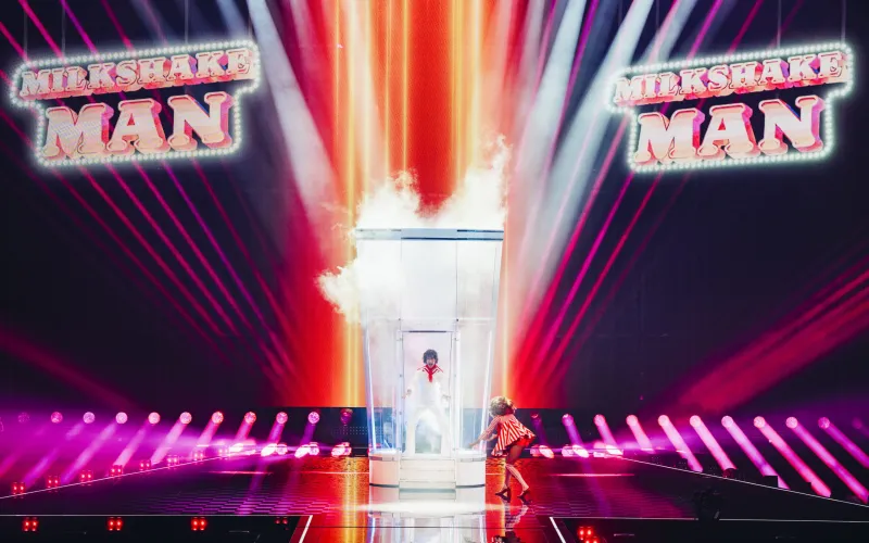 Go-Jo actuando en Eurovisión 2025 con Milkshake Man.