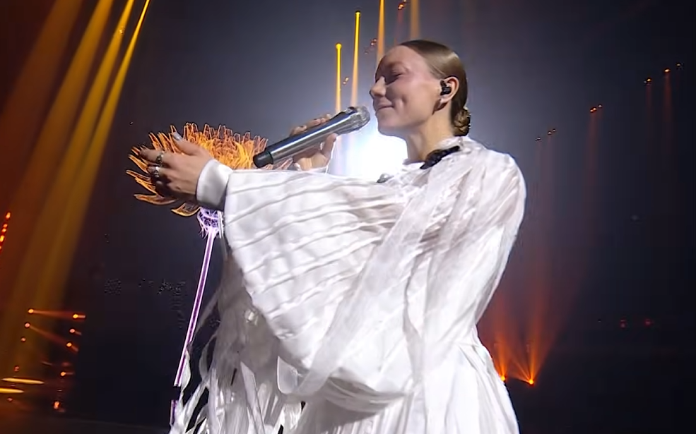 LELÉKA levantando el trofeo del Vidbir 2026 tras ganar con Ridnym. Title: LELÉKA representará a Ucrania en Eurovisión 2026.