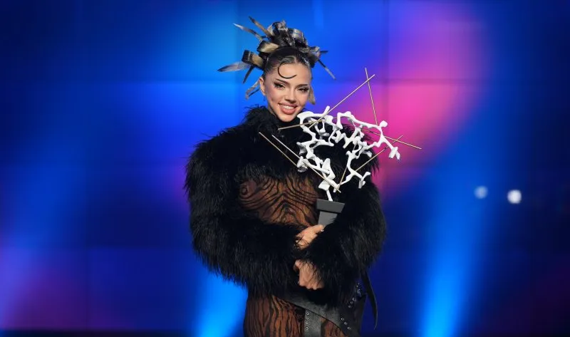 DARA en una entrevista de televisión hablando sobre su salud mental. Title: DARA confirma que no se retira de Eurovisión 2026.