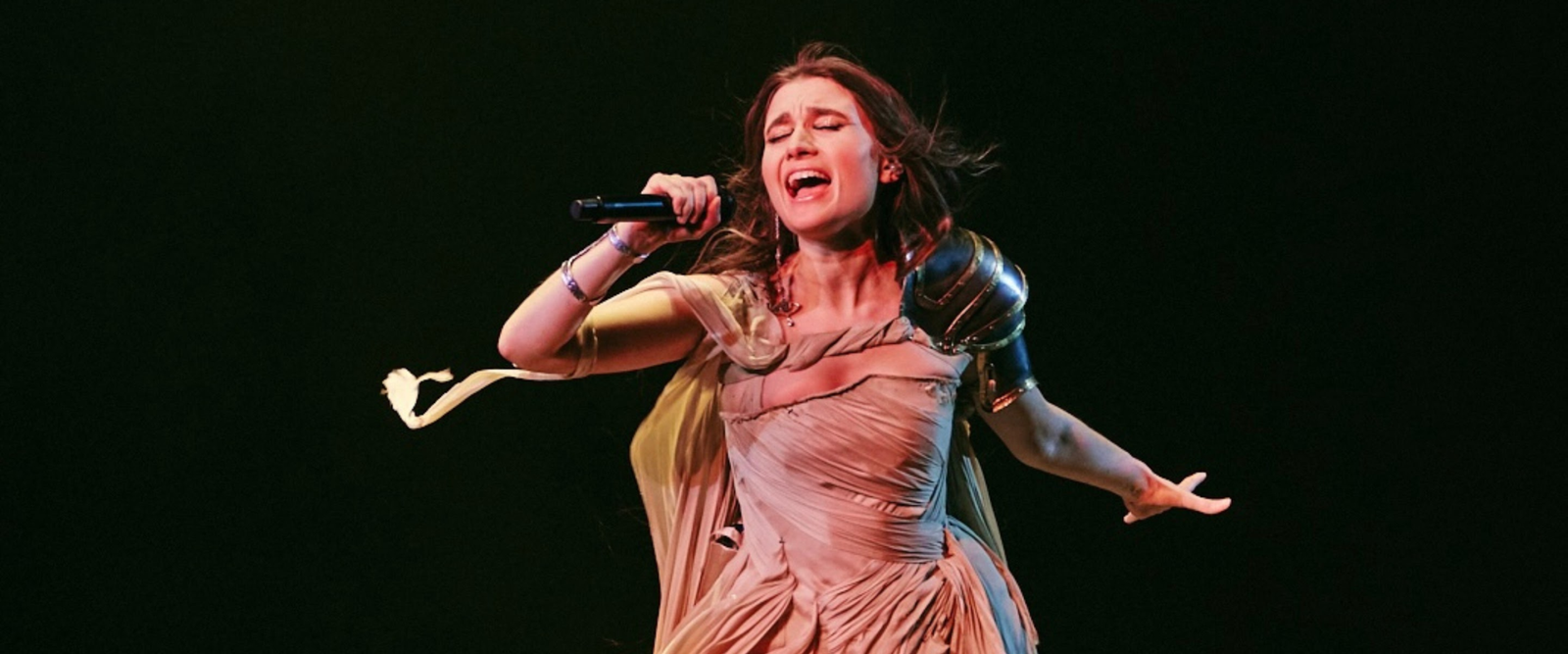 Jerry Hail en su actuacion en Eurovision 2024 con su tema Teresa & Maria junto con Alyona Alyona