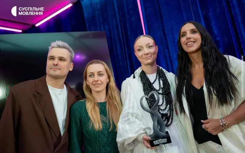 Leléka posando con el trofeo del Vidbir junto con los presentadores y Jamala