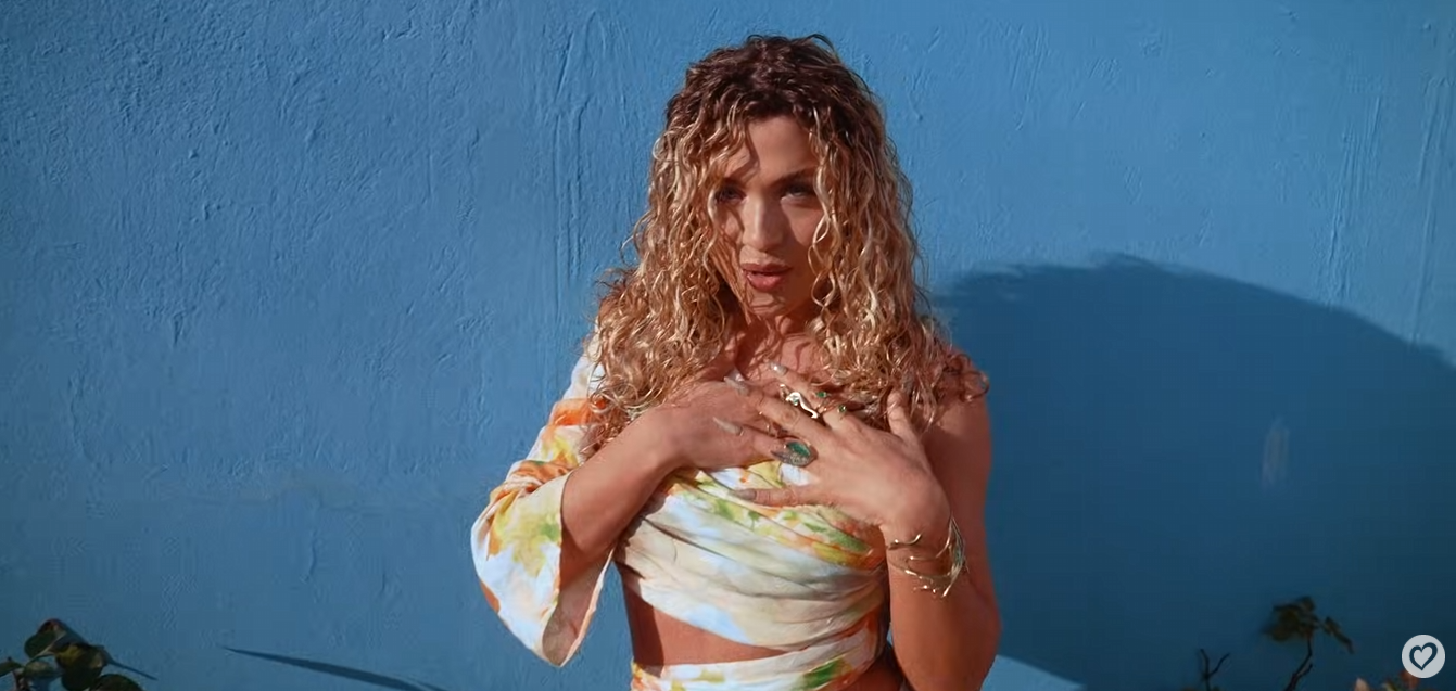 Antigoni bailando en un pueblo de Chipre durante el videoclip de JALLA.