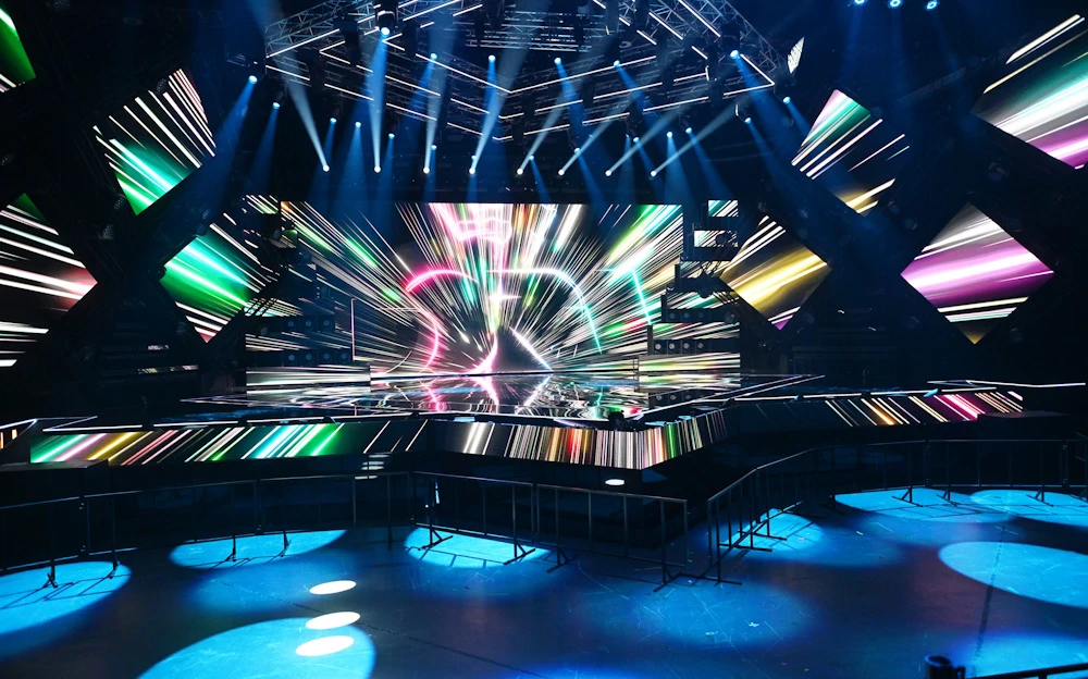 Render del escenario de Dora 2026 con pantallas LED y luces dinámicas.