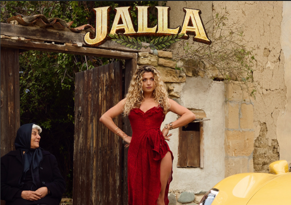 Portada promocional o imagen de Antigoni anunciando su canción "JALLA". Title: "JALLA" es la canción de Antigoni para Eurovisión 2026.