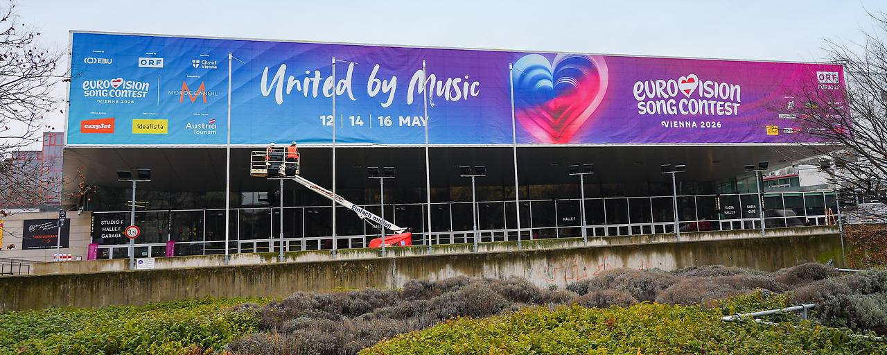 Fachada del Wiener Stadthalle con un banner gigante de Eurovisión 2026. Title: El Wiener Stadthalle estrena decoración oficial para Eurovisión.