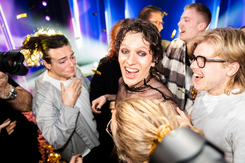 Søren Torpegaard Lund celebrando su victoria en el Dansk Melodi Grand Prix