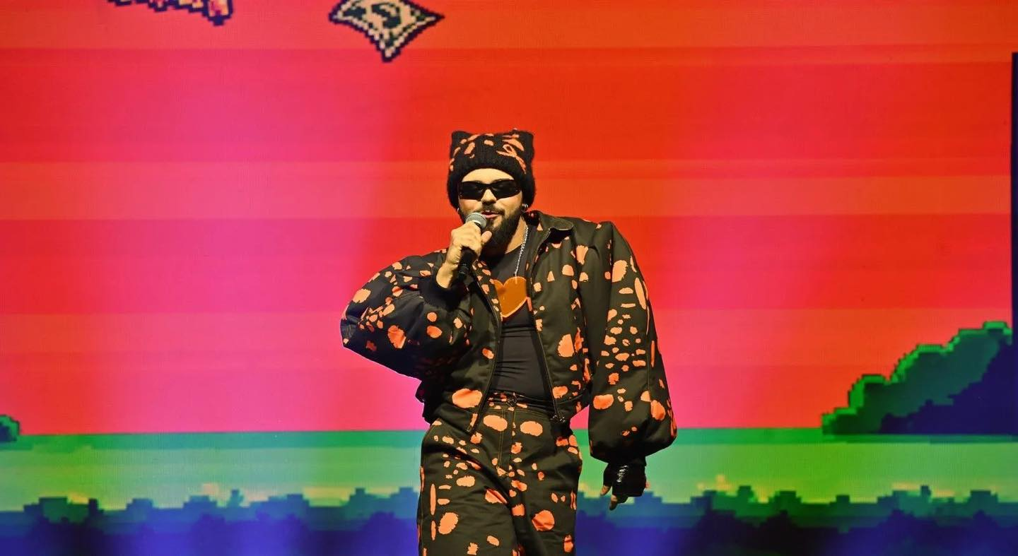 Akylas en su participacion del Sing for Greece con su tema Ferto