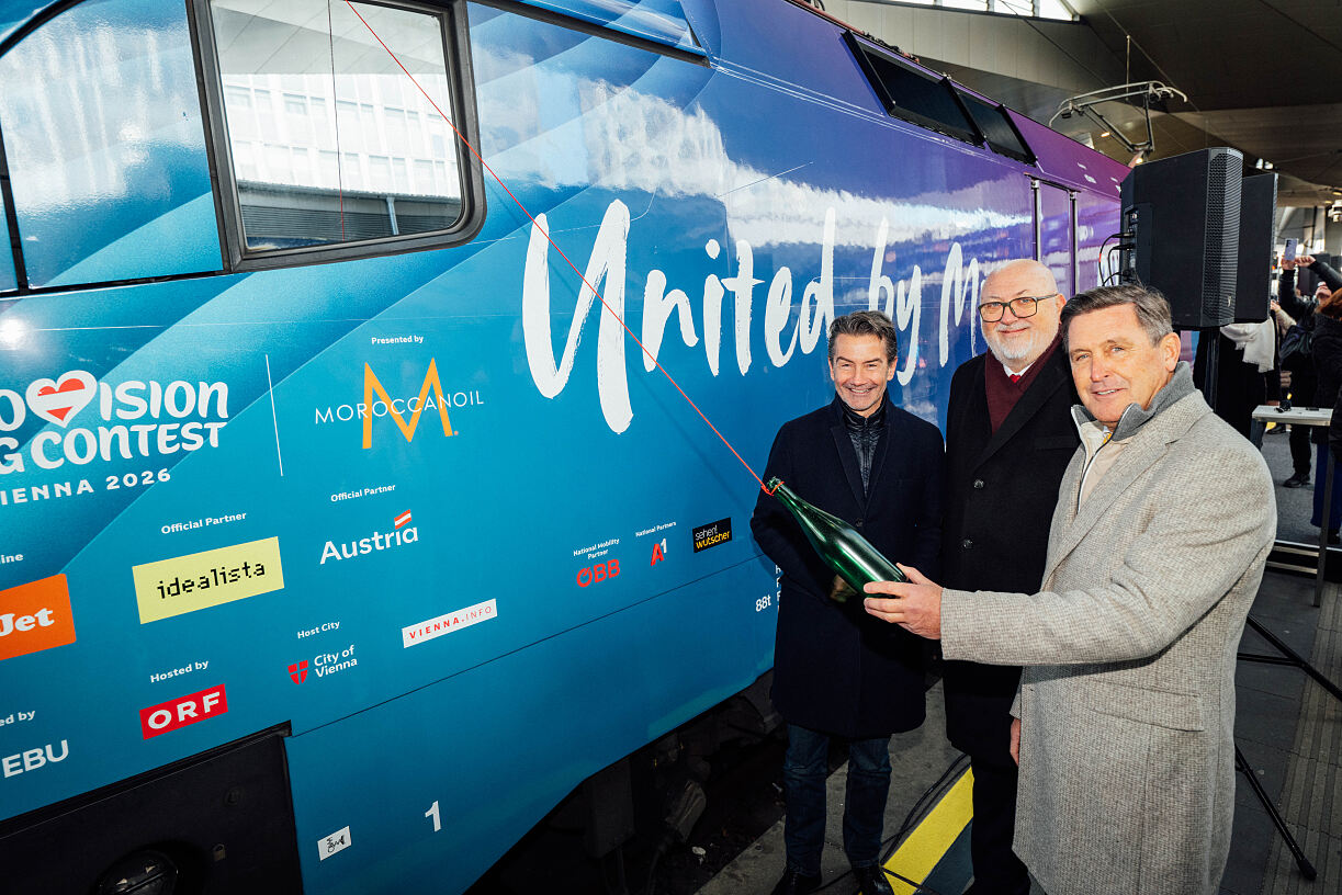 Celebracion con botella de la inauguracion del tren de Eurovision Viena 2026