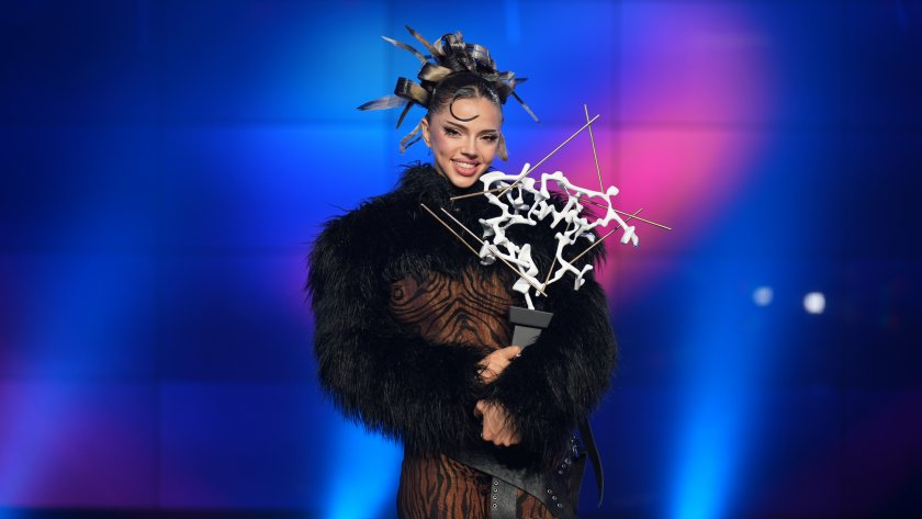 DARA recibiendo el trofeo en forma de corazón estilizado en la final de Bulgaria. Title: DARA gana el Natsionalnata Selektsiya 2026 con "Thunder".