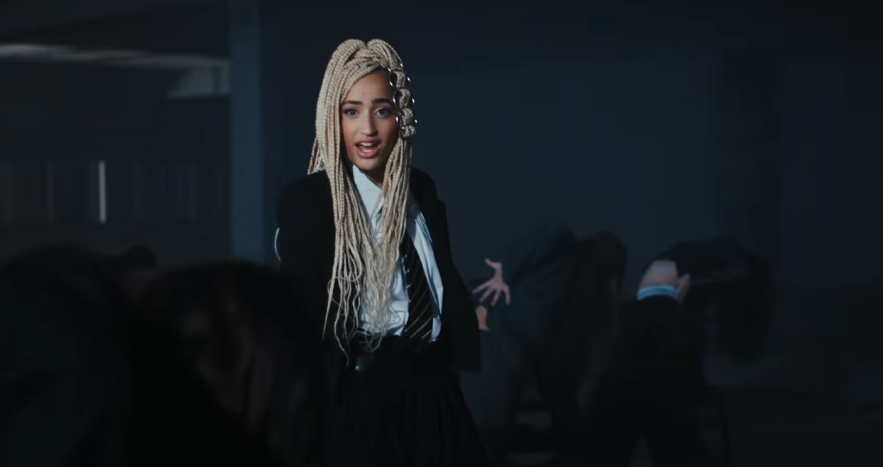 Monroe en su vidoe clip del tema Regarde para Viena 2026, Eurovision